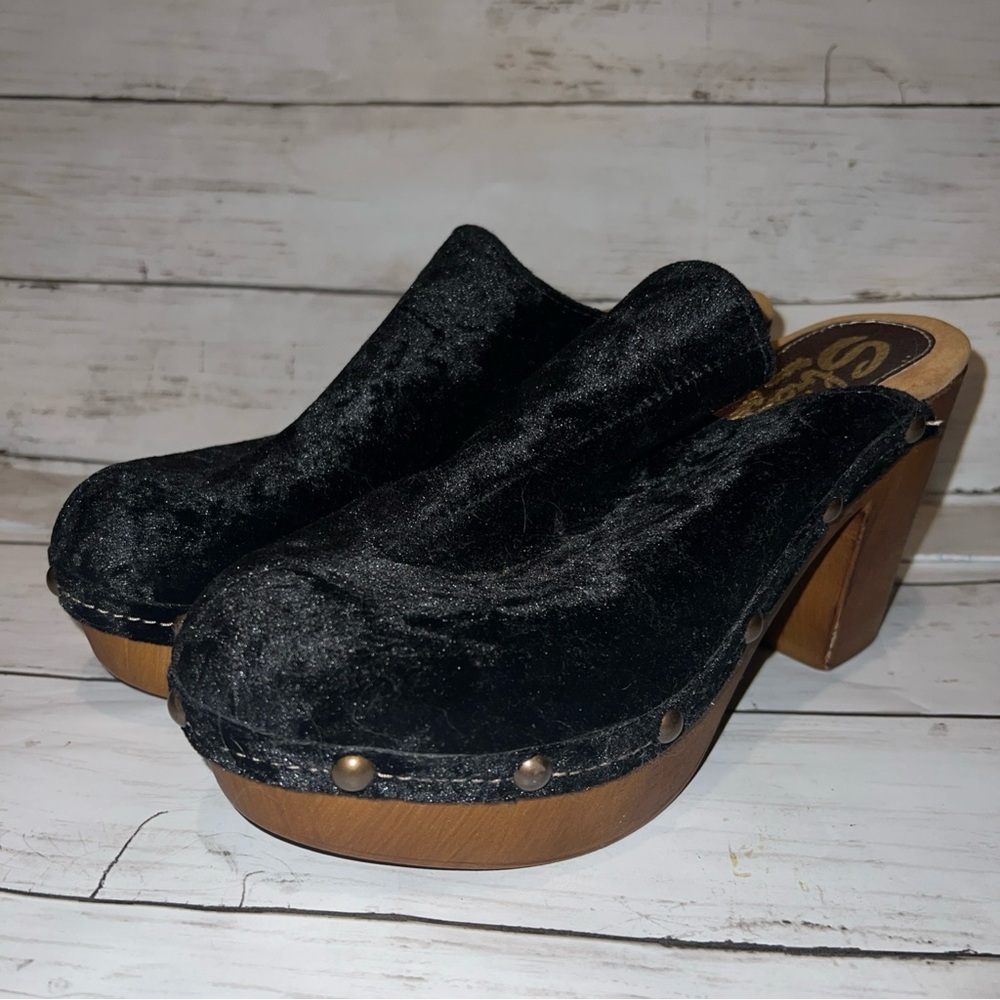 🖤Sbicca Black Velvet Clogs with Wooden Heel🖤 - Picture 3 of 5